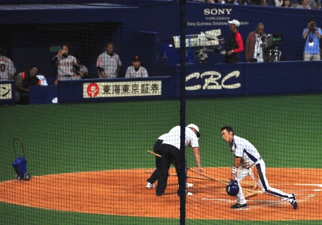 <br /><br />③　「監督抗議に来ないし・・・<br /><br />　　<br />　　　ジャマになるからベンチに戻ろう」