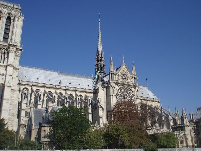 ノートルダム寺院を横から