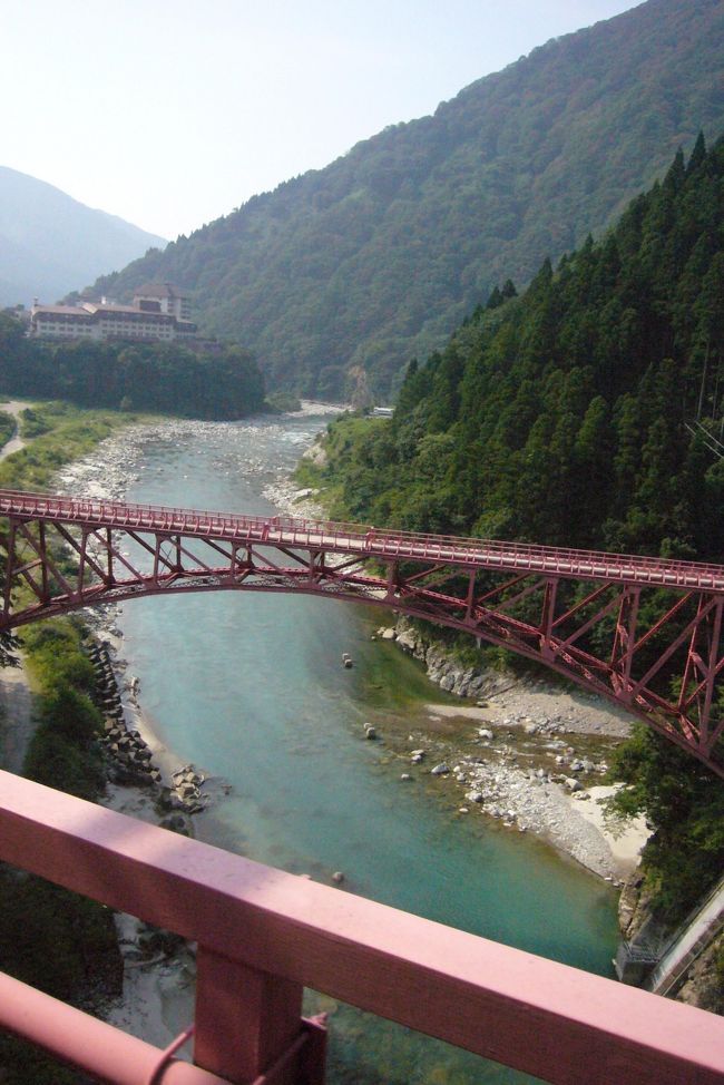 トロッコ列車で　黒部川を登っていきます。