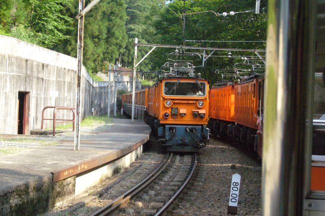 途中で対向車とすれ違う場所があり、あとは単線です。