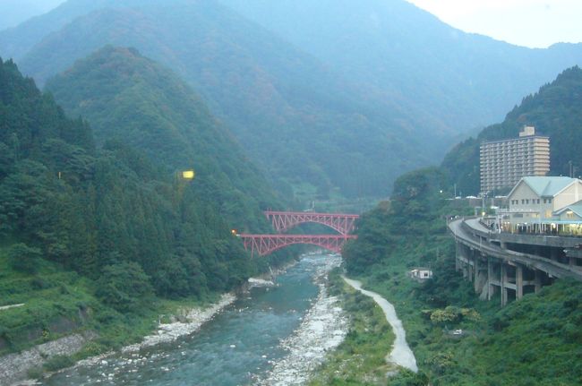 ホテルに到着。宇奈月ニューオータニホテル。<br />黒部渓谷が見えるお部屋です。