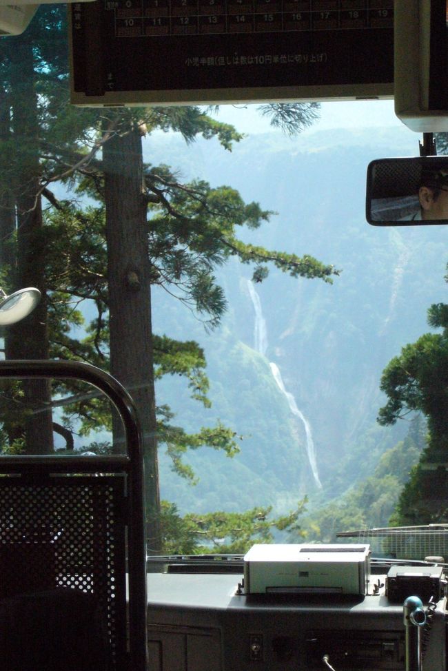 ケーブルカーは美女平に到着。<br />そこからは　高原バスに乗り換えます。<br /><br />称名が滝が見えます。