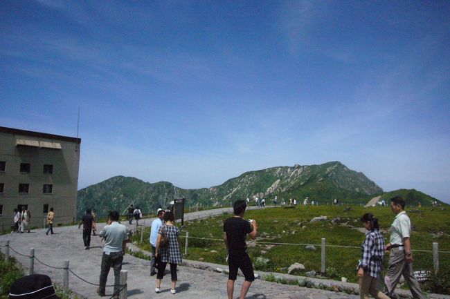 室堂到着。立山連邦が一望できます。<br />みどりの池や地獄谷があり　散歩と食事時間がとってありました。