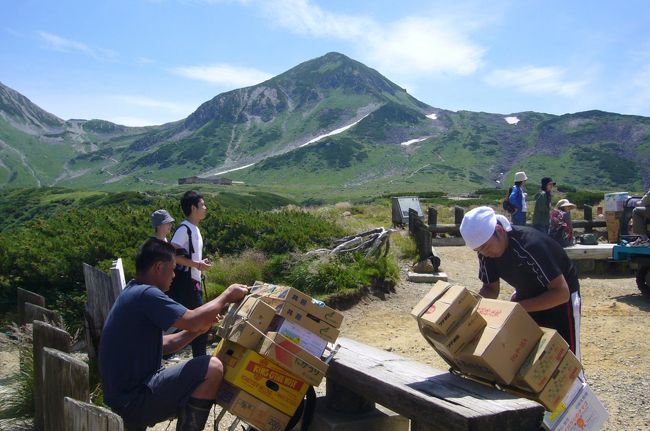 シェルパの方が山小屋へ食材を運んでいました。