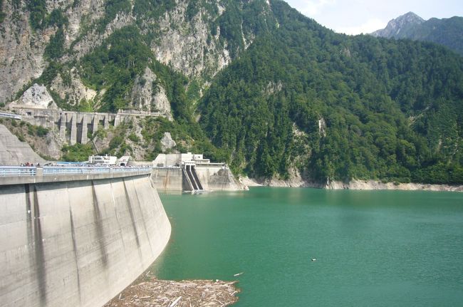 黒部湖に到着。<br />これが、有名な黒部ダム。歩いて向こう側へ行きます。