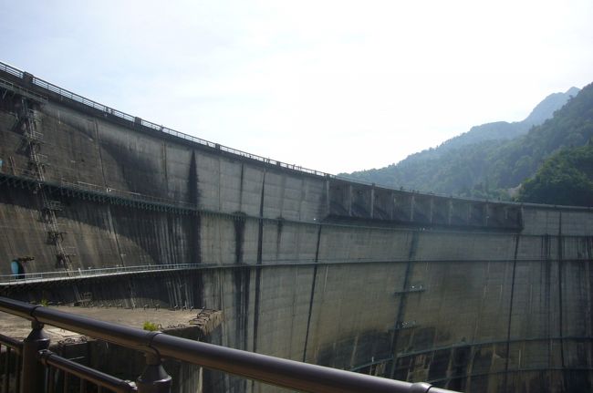 ダムを見上げる展望台