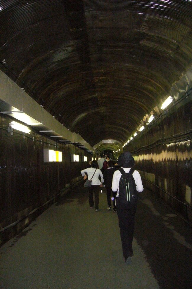 暗いトンネルを歩いて、黒部ダム駅からトロリーで、扇沢へ。