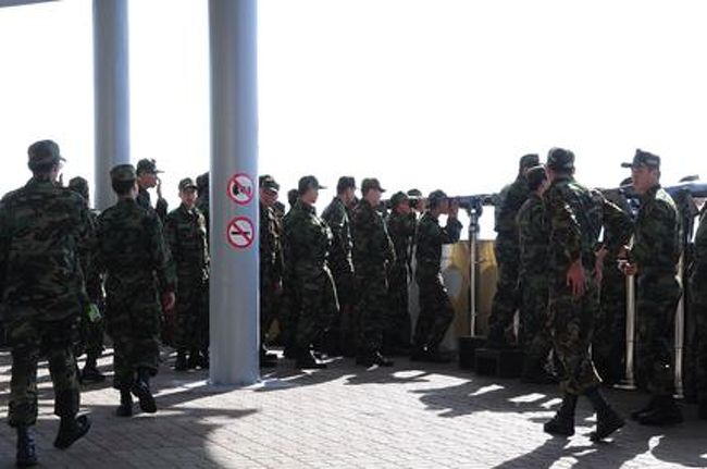 中国人観光客と軍人さんだらけ。