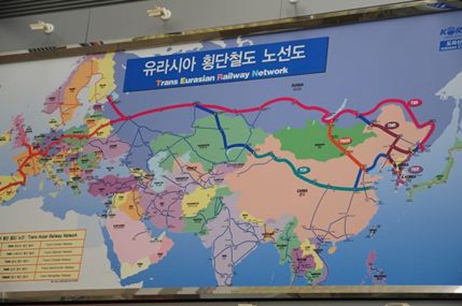 列車はいつか北朝鮮を抜けて、中国、ヨーロッパまで到達するのでしょうか。<br /><br />ガイドさんは自分から口にしなかったので、こちらから、「線路が破壊されたということですが、元からあった線路は誰が作ったものですか？」と質問。「大きな声では言えませんが、日本です」と答えが来ました。まあ知っていたんですが、全く口にしないので聞いてみました…<br /><br />日本統治時代は、釜山から平壌を抜けて、中国満洲へ続く鉄道がありました。祖父もその鉄道に乗って満洲へと行ったのです。