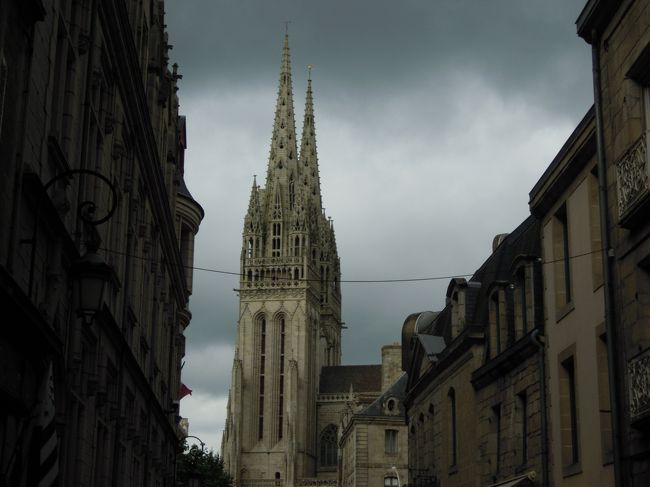 ブルターニュには曇り空が似合う。<br />それが私のブルターニュのイメージ。<br /><br />ブルターニュの旅行の間、1日に一度は雨になりました。<br />それでも雨宿りをしていればすぐに止んで。<br />私のイメージにピッタリ、なかなかいいぞ〜と思ったものでした。<br /><br />国鉄カンペール駅からオデ川沿いを西にあるくこと10分ほどでブルターニュ初のゴシック大聖堂サン・コランタン大聖堂に着きます。<br /><br />写真は、曇り空に高く聳えるサン・コランタン大聖堂を横から。