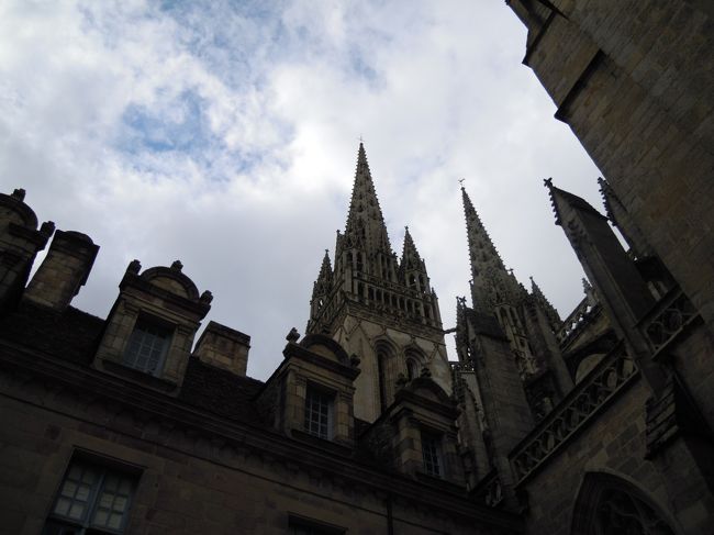 ブルターニュの伝説の王グラドロン王が都として築いたカンペール。<br /><br />そのグラドロン王を助けカンペールの最初の司教となった聖コランタン。<br />サン・コランタン大聖堂は聖コランタンを祀るカテドラル(大聖堂)です。<br />聖コランタンはカンペールの守護聖人になっています。<br /><br />着工は1240年、15世紀に完成。<br />高さ80メートルの二つの塔は1854年から1856年にかけて新たに造られたものだそうです。