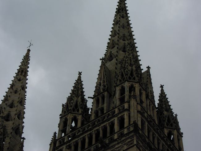 高〜い尖塔の屋根はモザイクのような美しさ。<br /><br />曇り空ではっきりしないのが残念。