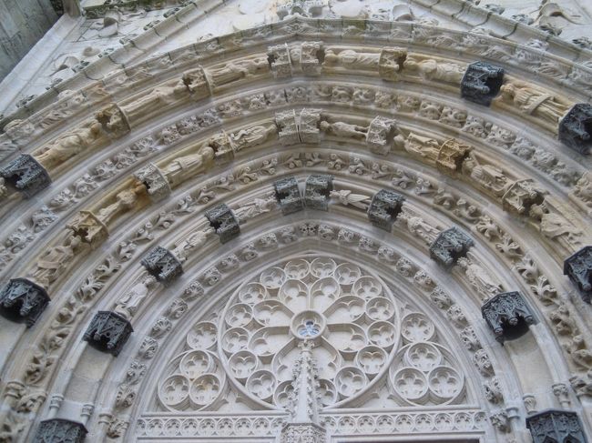 タンバンを囲む三重の飾りアーチ(アーキヴォルト)。