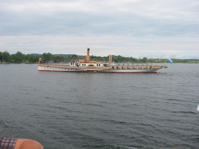 自分の船から見た、島から戻ってきている船