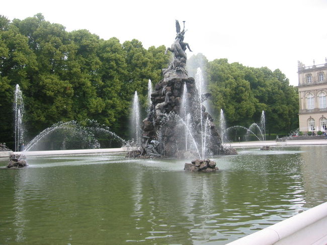 城の前の噴水です。船着場からお城まで３０分程歩きます。