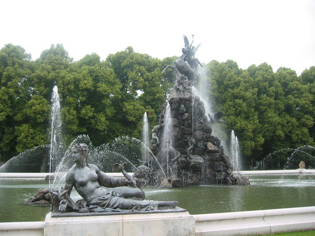 城の前の噴水です。