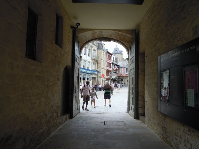 サン・コランタン大聖堂に入ってみましょう。