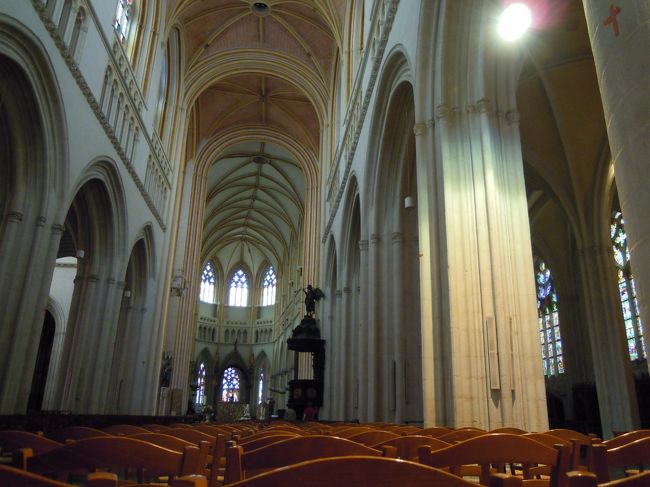 聖堂正面から入ると身廊と内陣(祭壇を中心にして聖職者たちが儀式を行う空間)は一直線のはずですが、サン・コランタン大聖堂は内陣がやや左に曲がっています。<br /><br />建築上の問題で意味はないようですが、ちょっとびっくりしますよね。