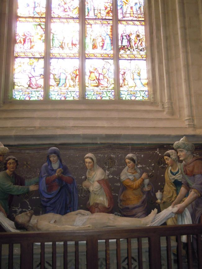上の写真では聖ヨハネの母のマリアがニコデモの後ろに隠れて見えなかったのでもう一枚。<br /><br />マリア・サロメが香水の壜を持ってちょっと身体をひねった姿が特に素晴らしかったです。<br /><br />磔にされたキリストを十字架から降ろした時にキリストから流れ落ちた血を受けた杯が聖杯と呼ばれていますが、キリスト教と聖杯をブリテンにもたらしたのが、埋葬したアリマタヤのヨセフと言われています。<br /><br />アーサー王や円卓騎士物語などの聖杯伝説はケルトの神話が基になっているそうです。<br />昔読んだのでほとんど忘れましたが、アーサー王や円卓の騎士たちはブルゴーニュに渡って活躍してましたね。<br /><br />キリスト教とケルトの神話、古代から中世へ・・・物語の世界はふくらみます♪<br /><br />美しいステンドグラスの下に置かれている『キリストの埋葬』はまるで舞台の一場面を見ているようでした。<br />「自分もこの彫像の中に入ったら一緒になってキリストの埋葬を手伝いそうなほどのリアリティがある」<br />と夫。<br />私は「香水の壜を持って身体をひねろっと」