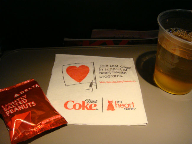 無事機内へ乗り込み、ホッとする。<br />ようやく普通に息ができるように。笑<br /><br />搭乗口には人が居なかったのに、<br />機内はほぼ満席！<br />みんなどこで待ってたんだろう・・<br /><br /><br />