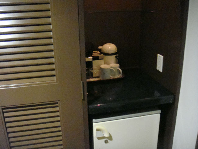 右は冷蔵庫、左はクローゼット。