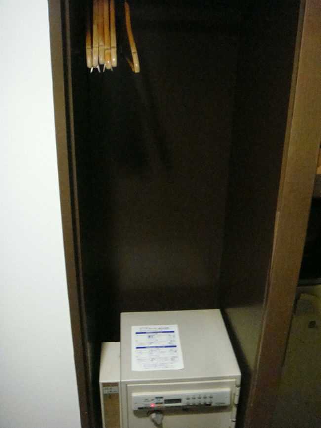 クローゼットを開くと、下にセイフティボックス。<br />１日１ドル（２５セントコイン×４枚）<br /><br />使い捨てスリッパがあったのがうれしかった＾＾<br />（ペラペラスリッパだったけど嬉しい！）