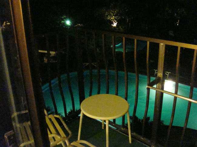 写真をパチパチ撮っていたら、<br />「ベランダに出られるよー」と友人の声。<br /><br />行って「おぉーほんとだー！！」とまた撮影。＾＾<br />「クリスタルタワーいいね〜」と言い合う。