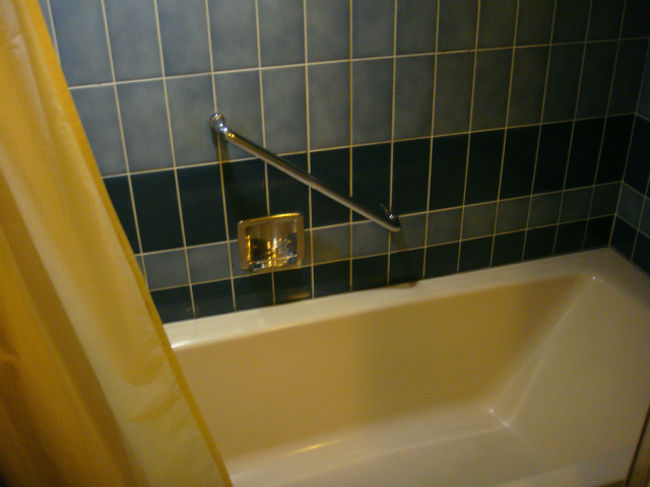 バスタブ。<br />この時点で１時過ぎ。（サイパン時刻２時過ぎ）<br /><br />じゃーシャワー浴びよう！とシャワー♪<br />あたたかかったなぁ〜と気持ちよく上がろうとしたところで、びっくり！！<br />バスタブの外、洗面のところまでお湯がなみなみと。＞＜<br /><br />フロントへ電話をかけてもらったら、<br />「メンテナンスのものが行きます」と。<br />間もなく来てくれたものの・・・・・。<br />ギューぽんっぽん。ゴゴゴ。ズズ<br />っと音だけ聞きつつ待つこと４０分強。＾＾：<br />すっかり深夜。<br />タガタワーの時も水がどばーって漏れてきたし、<br />ハファダイは水回りが弱いのかな。＾＾：<br /><br />