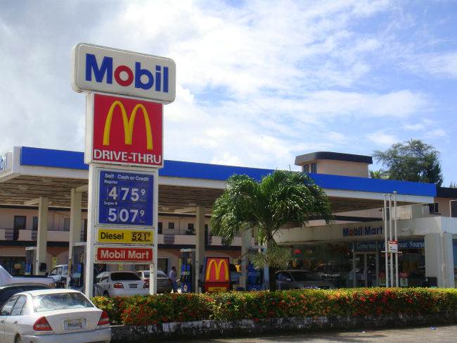 翌朝、目覚めたら１１時でした。笑<br />二日しかないっていうのに。＾＾：<br /><br />「おなか空いたー！ガツンと食べよう！」と<br />マックへ行くことに。<br /><br />とぼとぼ歩いてドライブスルーマックへ。