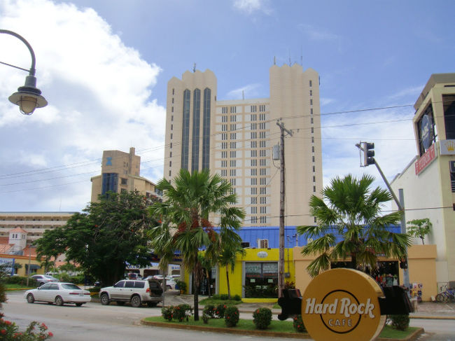 ＤＦＳに着いて「ホテルの写真撮ってなかった」と撮影。<br />ハファダイは立地が最高＾＾<br />ＤＦＳの目の前なのです。<br /><br />一番右がタガタワー。<br />真ん中がクリスタルタワー。<br />左が本館。<br />