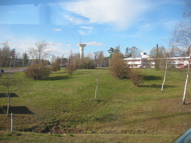 バスの車窓です。白樺の細い木が見えます。やはり寒い国です。
