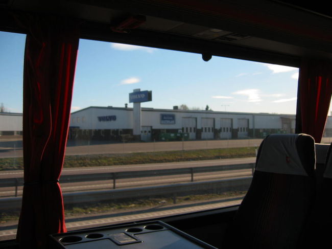 VOLVOの工場の横を通りました。