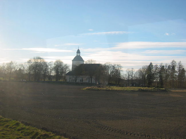 田舎の教会が見えます。