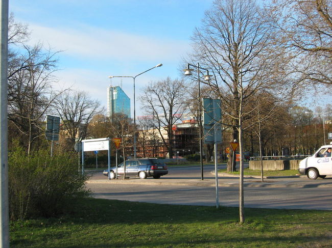 写真のガラスのビルがホテルで、ここに宿泊しました。