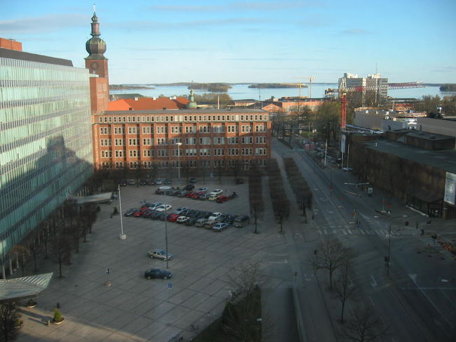 ホテルの部屋からの南側の眺めです。遠くに湖が見えます。<br />