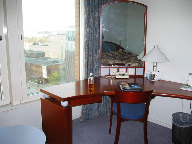 部屋の様子です。ガラスのビルらしく、窓が一面のガラスなのが、部屋も明るくなりナイスです。