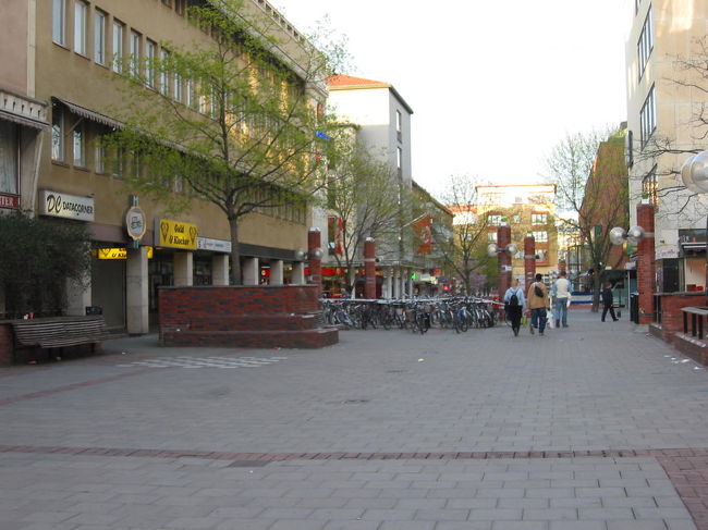 平日の夕暮れどきで人が少ないです。