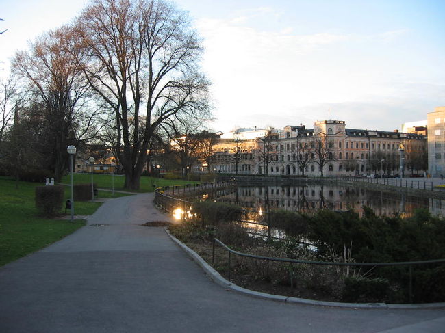 夕日が水面に僅かに反射し、綺麗な夕暮れどきです。