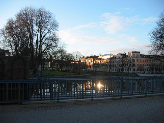 夕日が水面に僅かに反射し、綺麗な夕暮れどきです。