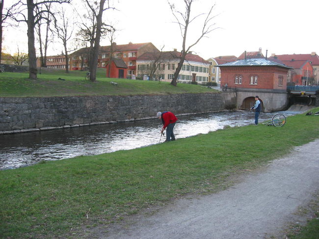 川で釣りをしている人がいます。