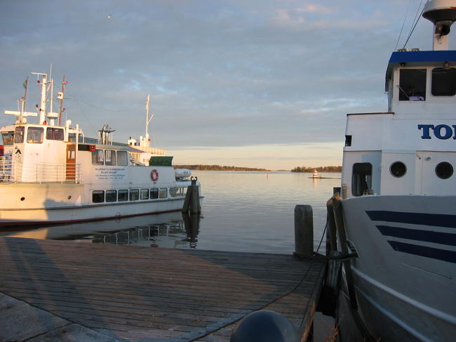 日が暮れる前に、ホテルの南の湖に到着しました。