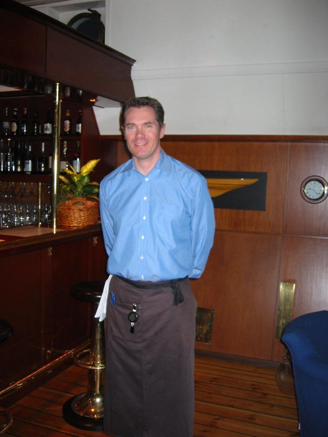 打ち合わの後、湖畔の船で食事（写真はシェフです。）<br />その後、ホテルに戻りました。