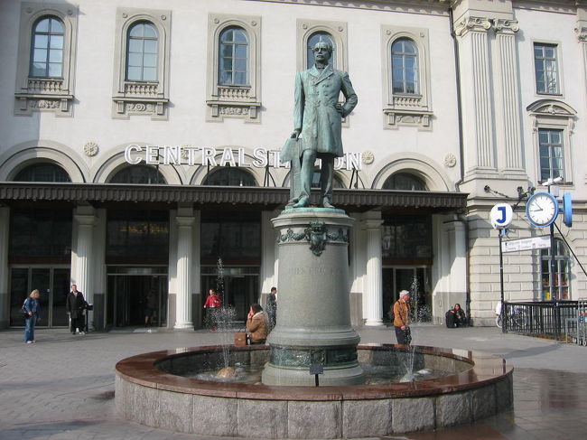 駅前の銅像、誰だかわかりませんが....