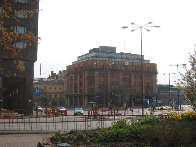 古い建物の上に新しい建物が乗っかっています。