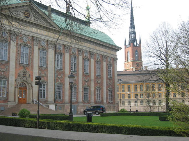 古い重厚なデザインの建物