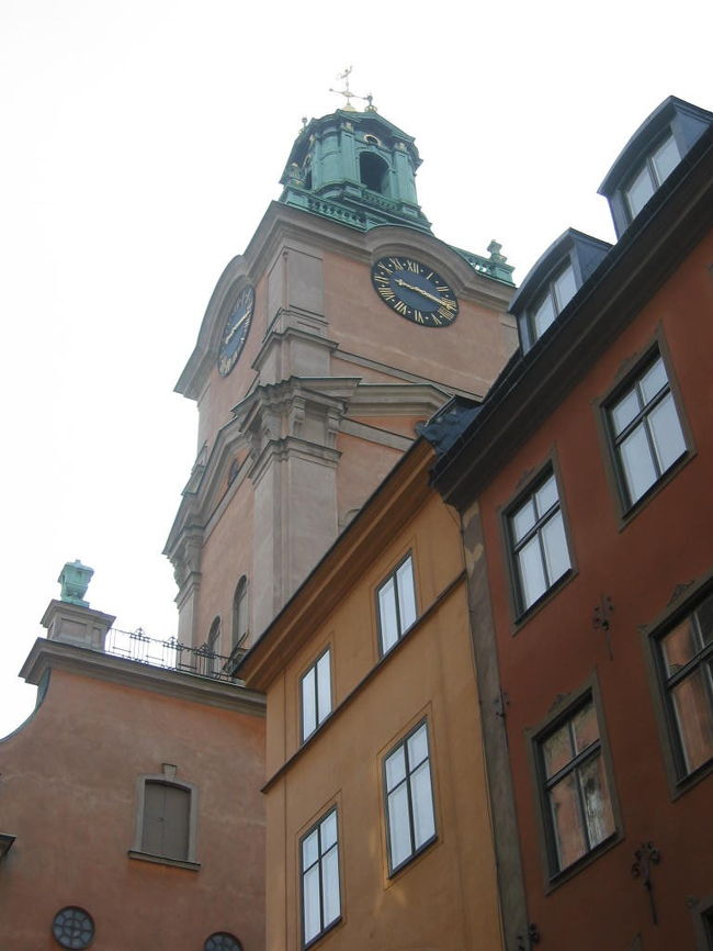 大聖堂の尖塔の時計は9:15でした。