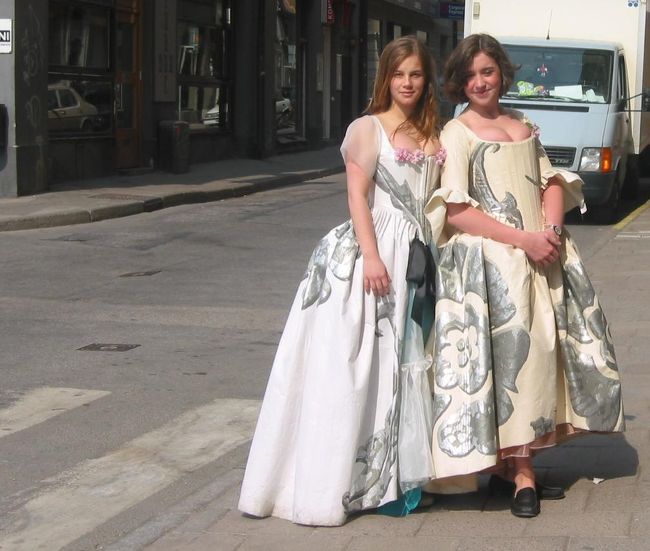 民族衣装を来た若いお嬢さん２人に”写真とっていい？”　と聞くと笑顔でOKと！<br />