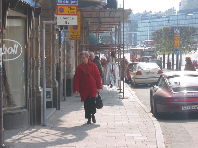 振り返ってみると、工事中の通路のパイプにジャンプしてぶら下がっていました。とても明るい元気なお嬢さんでした。