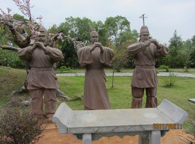 桃園の誓い<br /><br />三国志の冒頭のエピソード。<br />蜀の 劉備、関羽、張飛が義兄弟の誓いを起てたところが再現されていたが、この人は テレビの三国志に出ていた役者さんとそっくり。