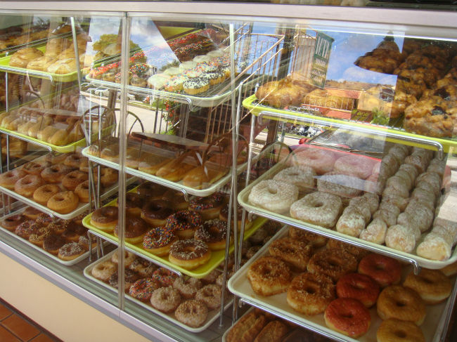 店内にはすごい量のドーナツ。